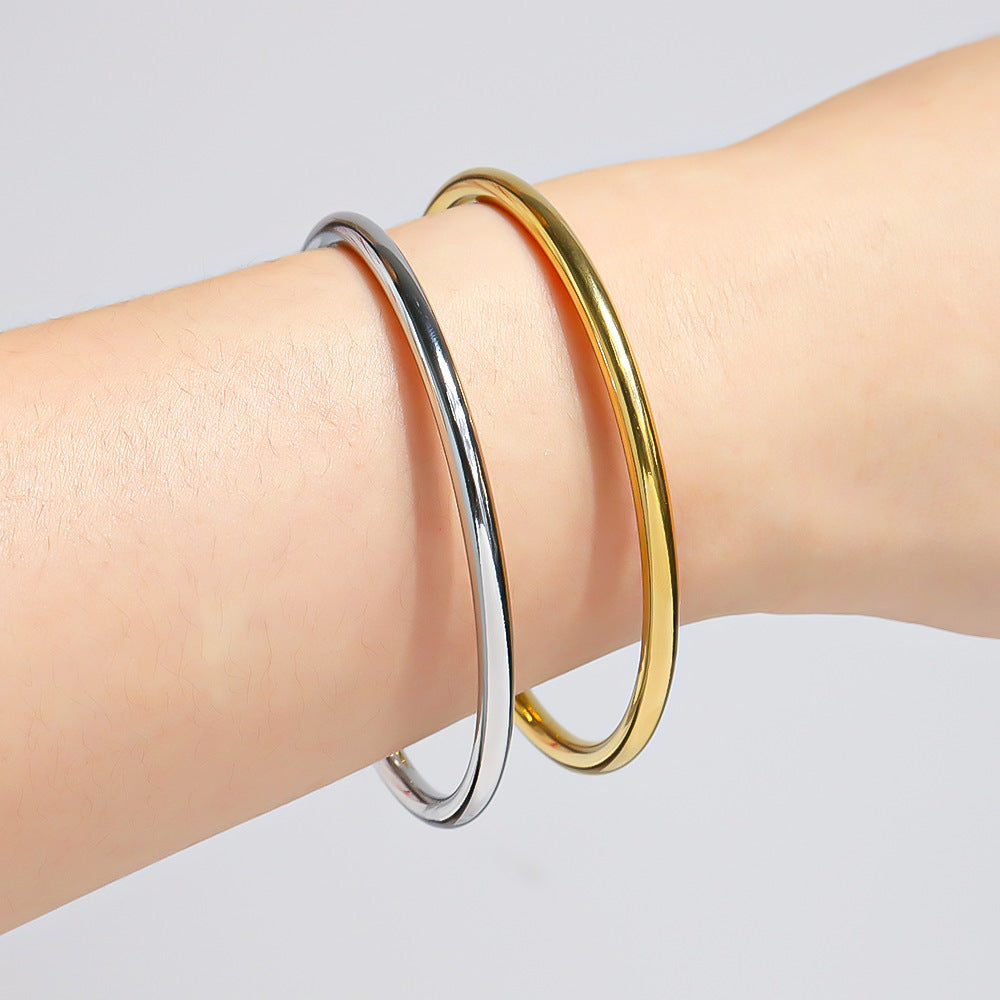 Armband van roestvrij staal met traditioneel gepolijst oppervlak.